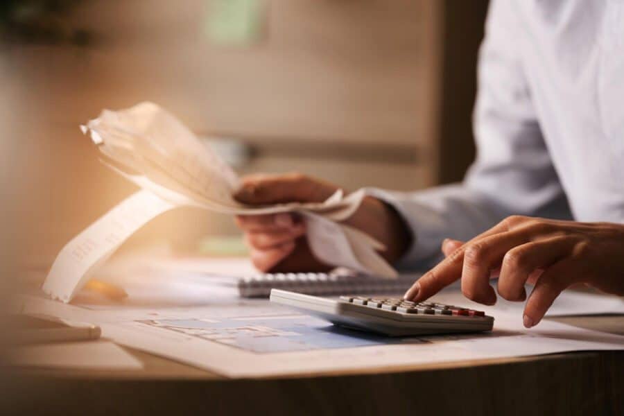 De quantas maneiras distintas é possível dispor as letras da palavra pressa?