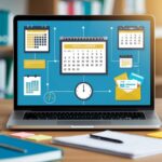 Um laptop exibindo uma sala de aula virtual com um calendário e um relógio, cercado por livros e materiais de estudo