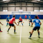 Uma quadra de handebol com jogadores em movimento, passando e chutando em direção ao gol, enquanto seguem as 7 principais regras do jogo.