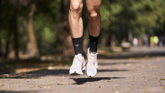 Tênis de corrida é caro? Veja como encontrar modelos de qualidade por menos